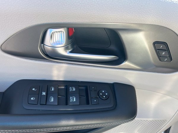 2023 Chrysler Pacifica Touring L - Photo 10